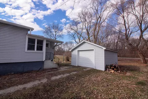 Exterior - 720 W Superior St, Ottawa, IL 61350 photo 6 of 9