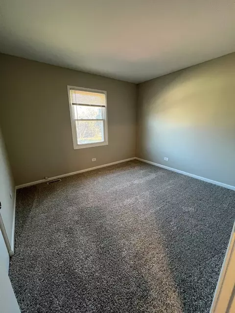 335 N Lyle Ave, Elgin, IL 60123 photo 2