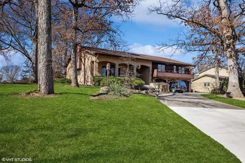 11 Cambridge Dr, Oak Brook, IL 60523