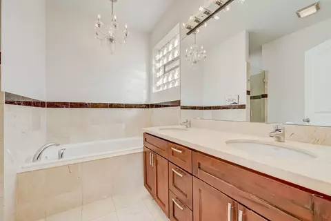 Bath - 2623 W Evergreen Ave #2E, Chicago, IL 60622 photo 1 of 3