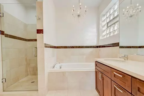 Bath - 2623 W Evergreen Ave #2E, Chicago, IL 60622 photo 2 of 3