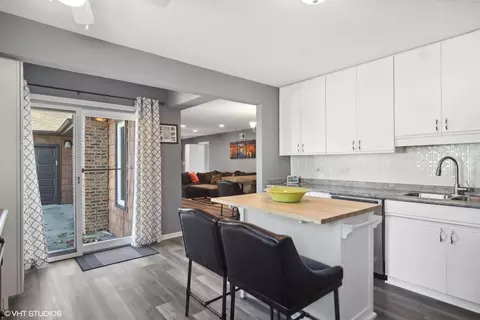 Kitchen - 2604 Dove St, Rolling Meadows, IL 60008 photo 1 of 2