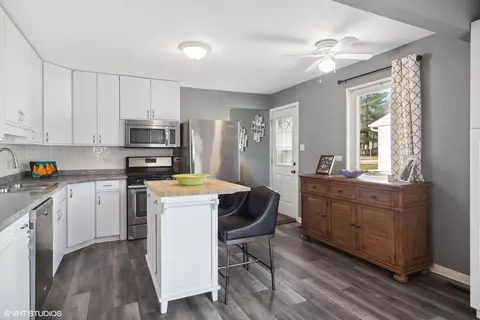 Kitchen - 2604 Dove St, Rolling Meadows, IL 60008 photo 2 of 2