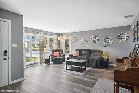 Living - 2604 Dove St, Rolling Meadows, IL 60008 photo 1 of 4