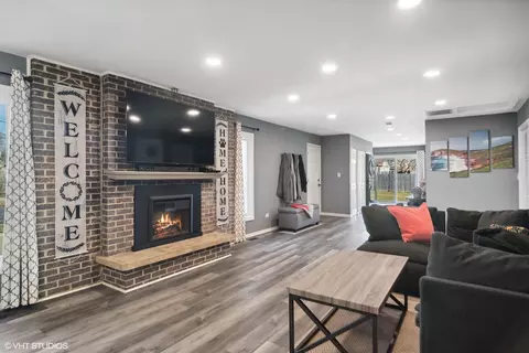 Living - 2604 Dove St, Rolling Meadows, IL 60008 photo 2 of 4
