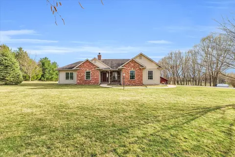 24130 Greenleaf Rd, Farmer City, IL 61842