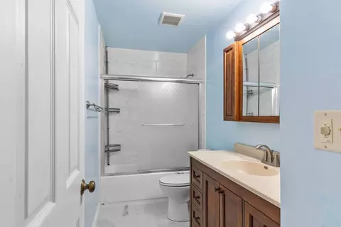Bath - 4575 Mumford Dr, Hoffman Estates, IL 60192 photo 3 of 4