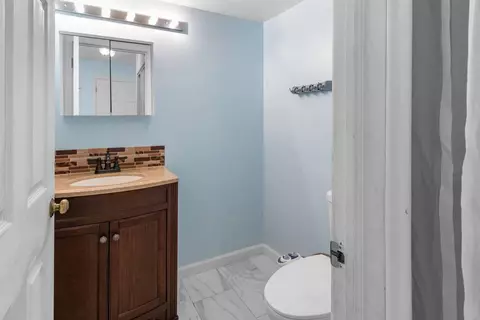 Bath - 4575 Mumford Dr, Hoffman Estates, IL 60192 photo 4 of 4