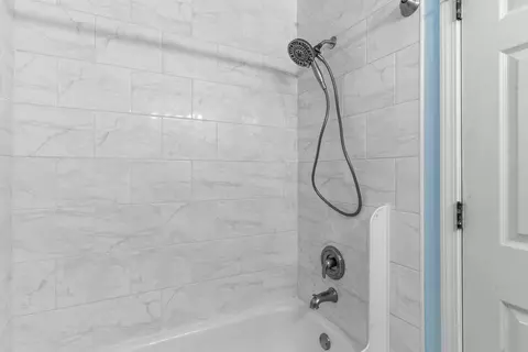 Bath - 4575 Mumford Dr, Hoffman Estates, IL 60192 photo 2 of 4