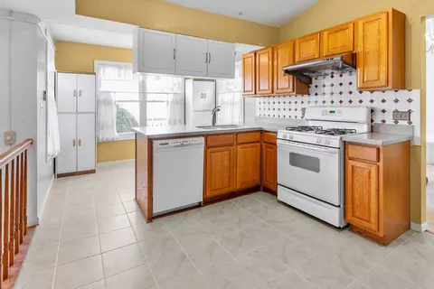 Kitchen - 4575 Mumford Dr, Hoffman Estates, IL 60192 photo 1 of 1