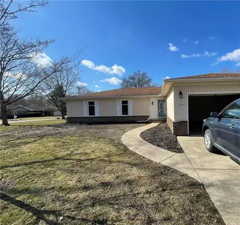 3200 Suncrest Dr, Danville, IL 61832