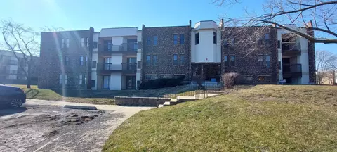 2216 Country Club Dr #24, Woodridge, IL 60517