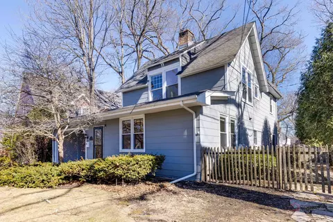 561 Moffett Rd, Lake Bluff, IL 60044