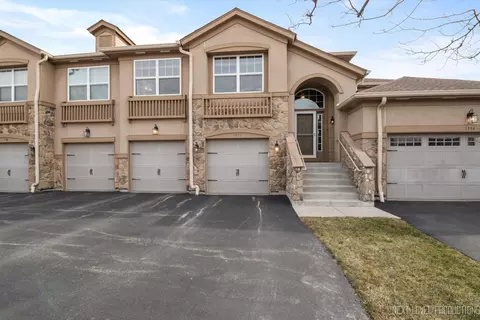 1992 N Crenshaw Cir #1992, Vernon Hills, IL 60061