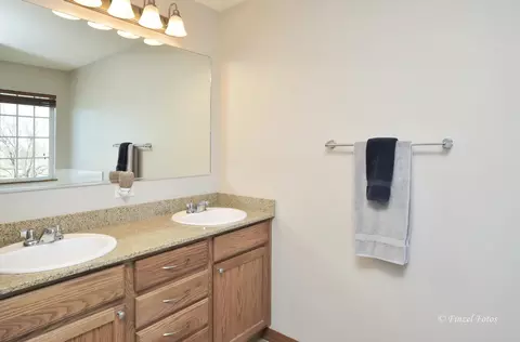 Bath - 28038 W Canyon Ct, Lakemoor, IL 60051 photo 2 of 5