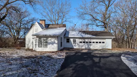 8102 S Pine St, Dixon, IL 61021