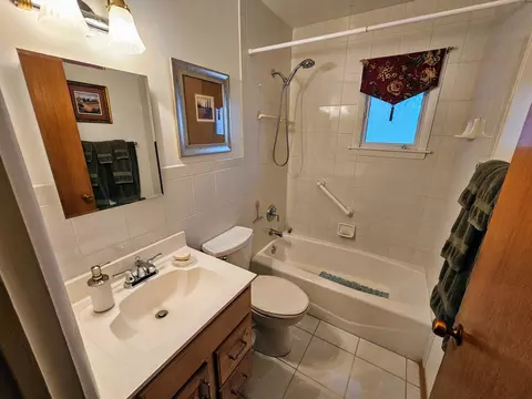 Bath - 60 Payson St, Hoffman Estates, IL 60169 photo 2 of 2