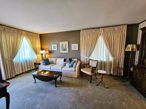 Living - 60 Payson St, Hoffman Estates, IL 60169 photo 2 of 3