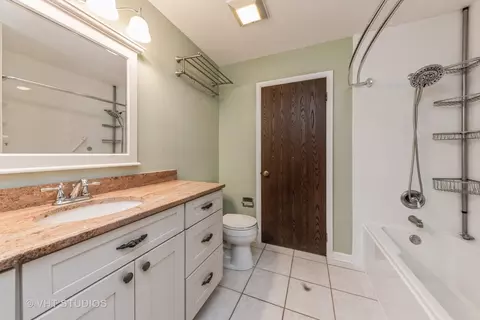 Bath - 2549 Yarrow Ln, Rolling Meadows, IL 60008 photo 1 of 2