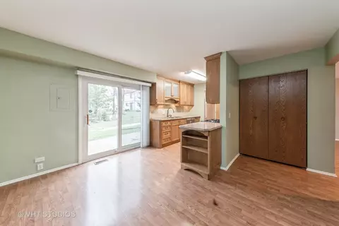Kitchen - 2549 Yarrow Ln, Rolling Meadows, IL 60008 photo 3 of 4