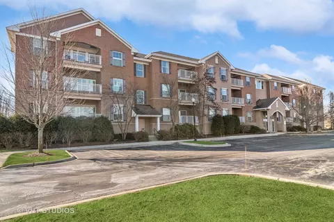 2692 Stone Cir #304, Geneva, IL 60134
