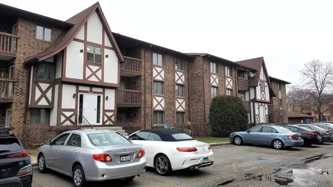 10408 Circle Dr #207, Oak Lawn, IL 60453