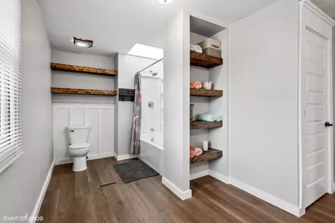Bath - 712 Mccarthy Rd, Lemont, IL 60439 photo 4 of 5