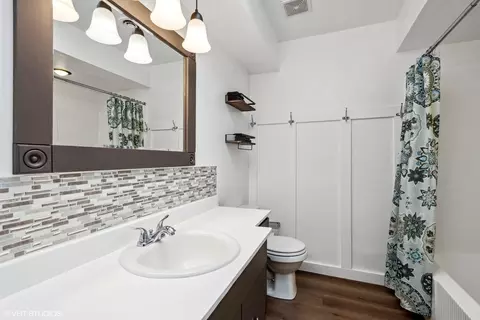 Bath - 712 Mccarthy Rd, Lemont, IL 60439 photo 2 of 5