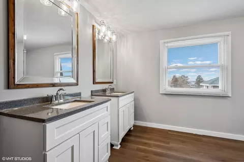 Bath - 712 Mccarthy Rd, Lemont, IL 60439 photo 3 of 5