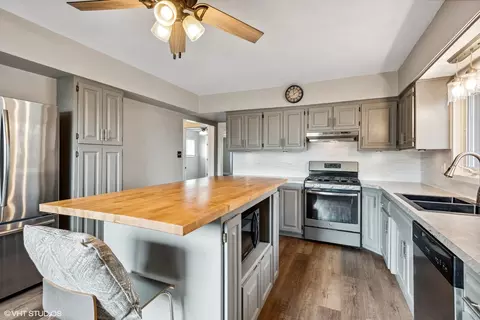 Kitchen - 712 Mccarthy Rd, Lemont, IL 60439 photo 1 of 2