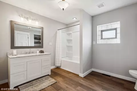 Bath - 712 Mccarthy Rd, Lemont, IL 60439 photo 1 of 5