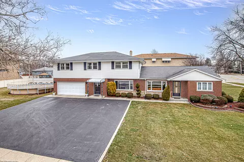 8647 Lockwood Ave, Burbank, IL 60459
