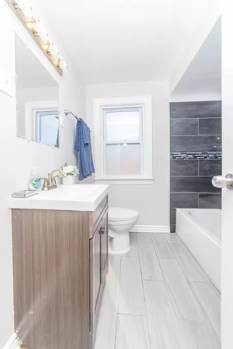Bath - 11001 S Peoria St, Chicago, IL 60643 photo 1 of 5