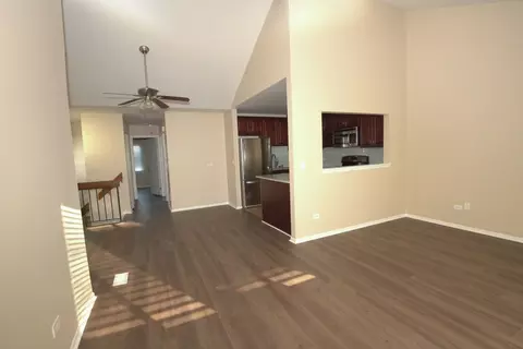 1045 Spring Mill Dr, Hoffman Estates, IL 60169 photo 4