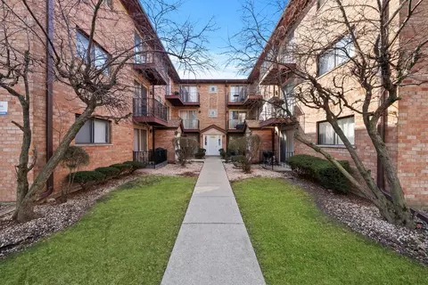5815 W Higgins Ave #1E, Chicago, IL 60630