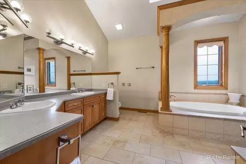 Bath - 40 W536 Greenview Ln, Elgin, IL 60124 photo 1 of 8