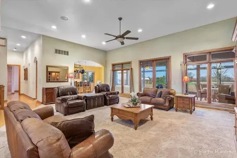 Living - 40 W536 Greenview Ln, Elgin, IL 60124 photo 4 of 7