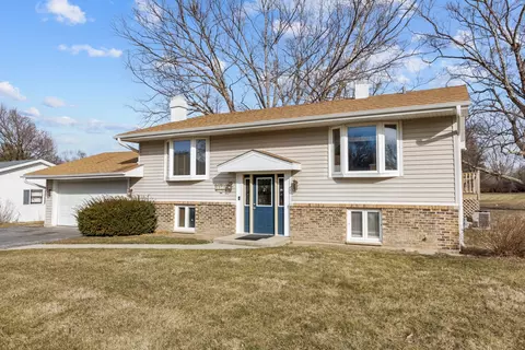 6174 Lockwood Dr, Rockford, IL 61109