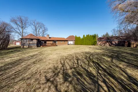 Exterior - 4389 W Forest Ave, Gurnee, IL 60031 photo 8 of 12
