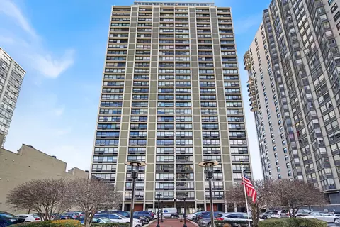 5733 N Sheridan Rd #15C, Chicago, IL 60660