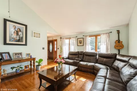 Living - 630 Addison St, Elgin, IL 60120 photo 1 of 1