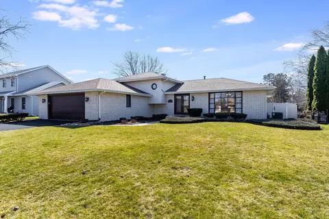 25121 W Willow Dr, Plainfield, IL 60544