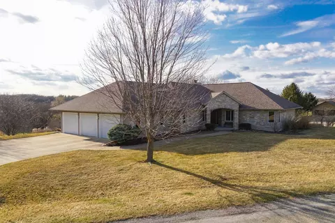 535 Fairway Dr, El Paso, IL 61738