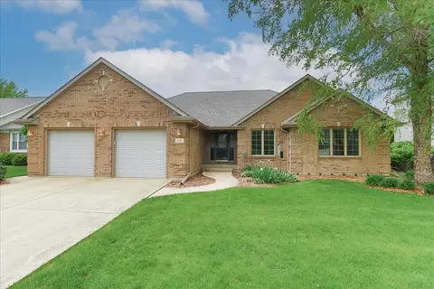619 Nathan Lattin Ln, Sycamore, IL 60178
