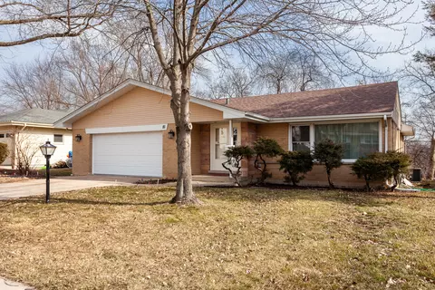 81 Grove Ave, Glen Ellyn, IL 60137