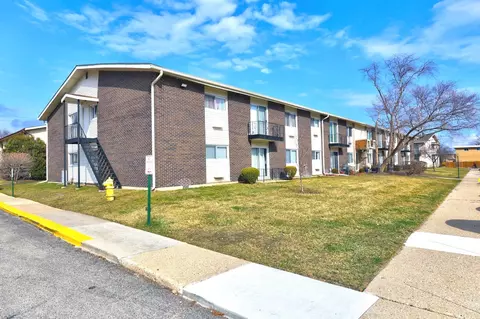 8848 Kenneth Dr #204D, Des Plaines, IL 60016