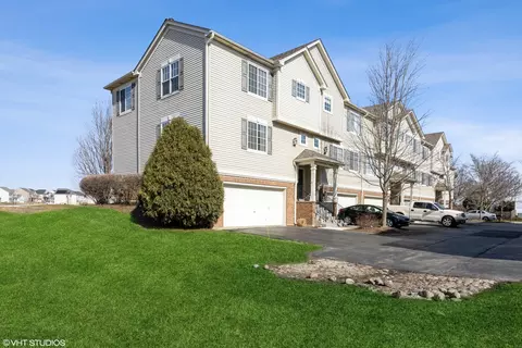 2371 Lundquist Dr, Aurora, IL 60503