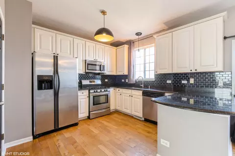 2371 Lundquist Dr, Aurora, IL 60503 photo 4