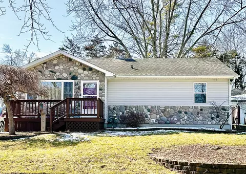 697 Pleasant St, Woodstock, IL 60098