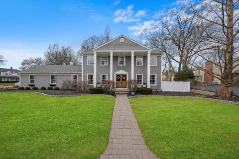 813 S Charles Ave, Naperville, IL 60540